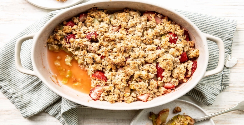 Crumble al rabarbaro e fragole con gelato alla vaniglia
