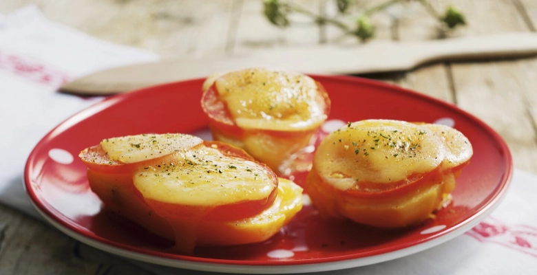 Patate con pomodori e formaggio bio