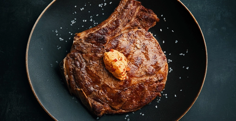 Côtes de Boeuf mit Kakao-Rub und Peperonibutter
