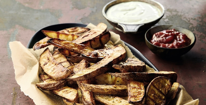 Grillierte Kartoffelspalten mit Knoblauchsauce und scharfer Peperoncini-Tomatensauce