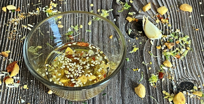 Chili-Öl-Topping mit Zitruszeste und gerösteten Haselnüssen Zutaten für 4 Personen