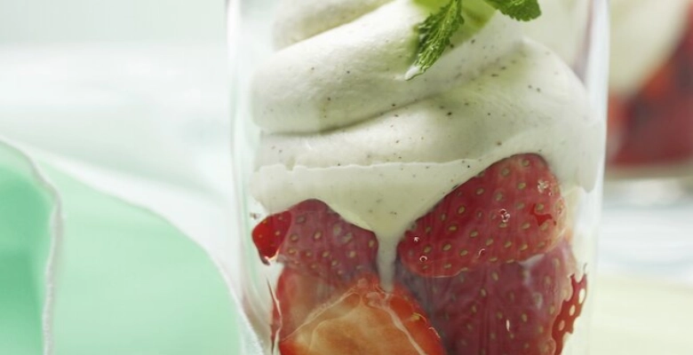 Bio-Erdbeer-Dessert im Glas