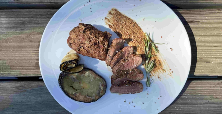 Bio-Lamm an Senf-Balsamico-Kruste mit Grillgemüse