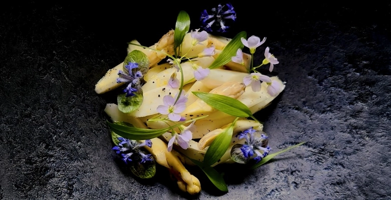 Salat aus rohen weissen Spargeln