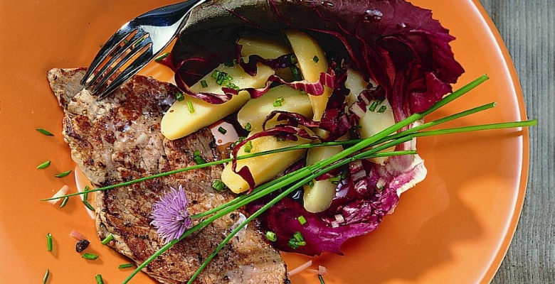 Bio-Cicorino-rosso-Kartoffel-Salat mit Kalbsplätzli