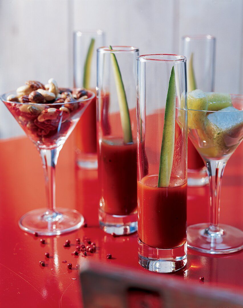 Bloody Mary glaçons au concombre et noix grillées au poivre bio Recette